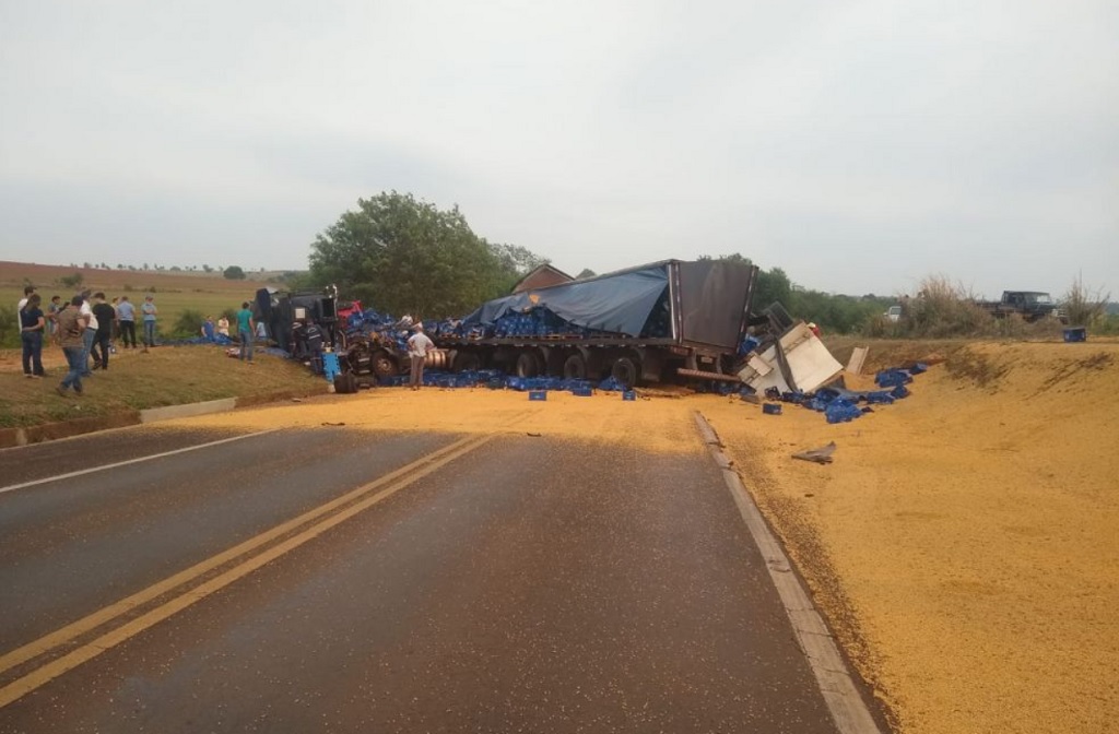 Acidente aconteceu na BR-376 em Nova Londrina (PR) - Foto: WhatsApp/Jornal da Nova