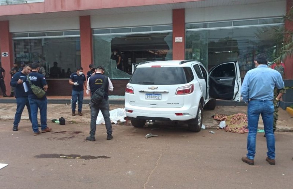 As vítimas entravam em um veículo quando foram alvejadas por pistoleiros nas ruas Mariscal López e Ytororó, no bairro San Antonio - Foto: Divulgação 