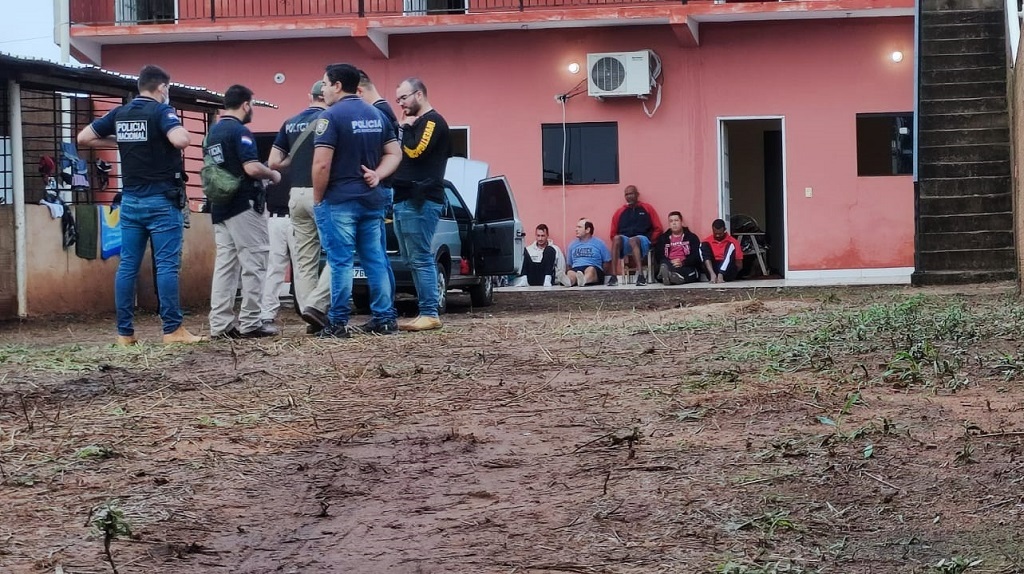 Seis são brasileiros que estavam em uma casa no bairro Maria Victoria, em Pedro Juan Caballero e foram presos na segunda-feira (11) - Foto: Polícia Nacional do Paraguai/Divulgação