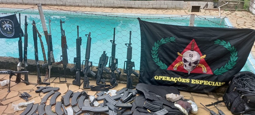 Armamento apreendido durante operação da PM e PRF que resultou na morte de 25 suspeitos de roubo a bancos em Varginha (MG) - Foto: Polícia Militar-MG/Divulgação