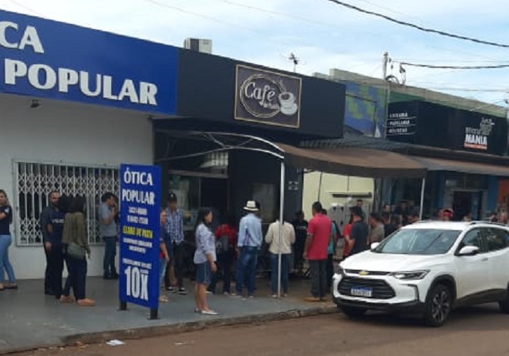 Movimentação na cafeteria onde comerciante foi baleado e morreu hoje de manhã - Foto: Divulgação