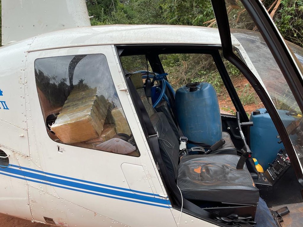 Dentro da aerovane estava cheio de tabletes de cocaína e uma pistola - Foto: Polícia Federal/Divulgação