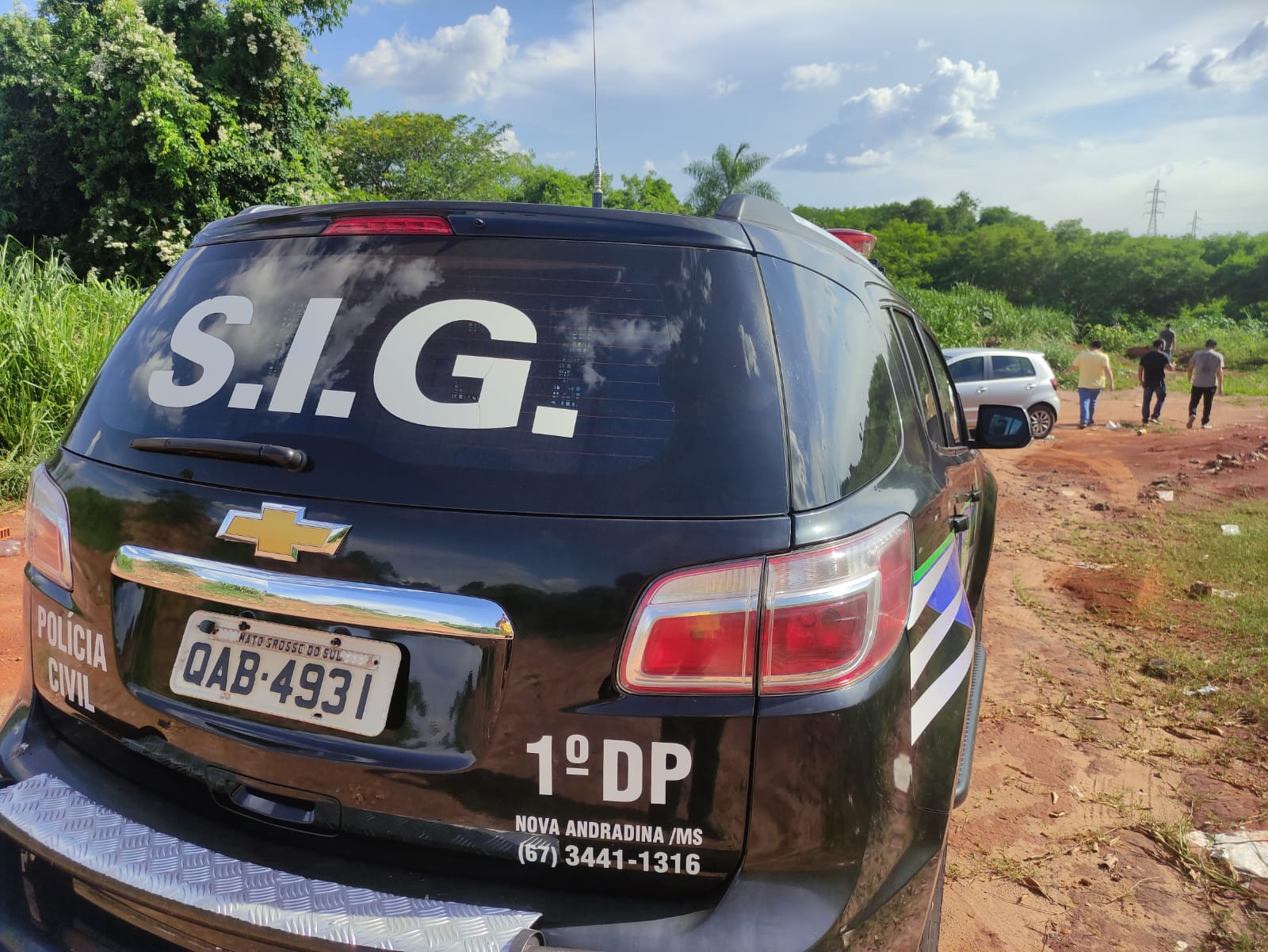 Policiais civis fazendo varedura no local do crime - Foto: Jornal da Nova