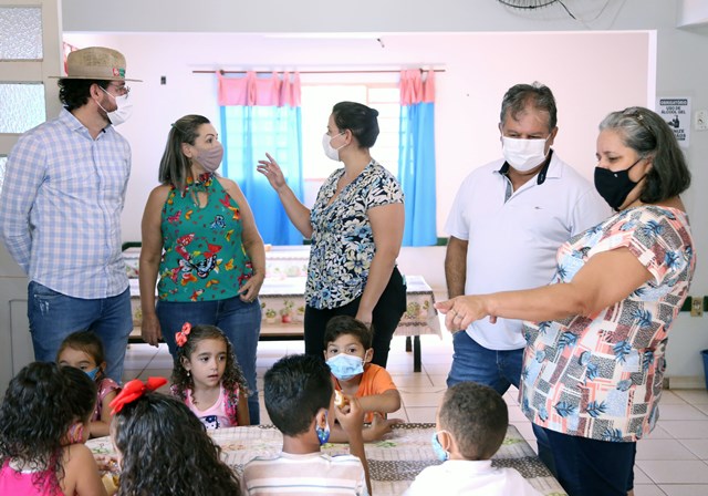 Gestores visitaram as escolas e conferiram as dinâmicas de acolhimento - Foto: Prefeitura de Batayporã