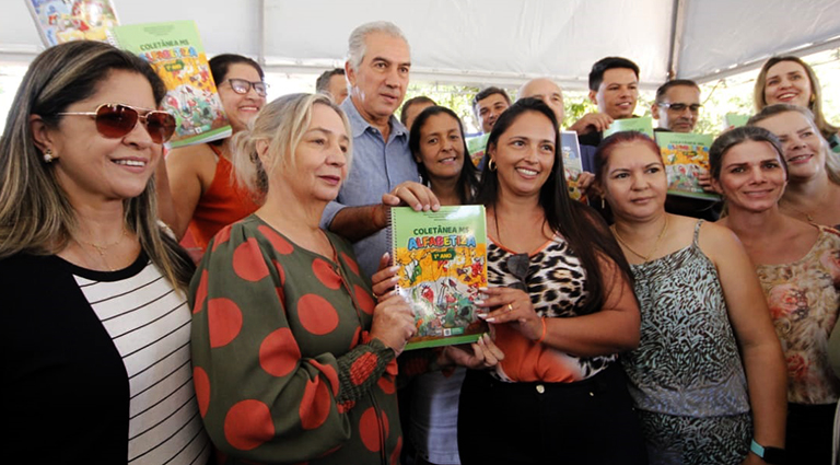 Na ocasião, foi entregue também entrega de 271 livros do programa “MS Alfabetiza” - Foto: Edemir Rodrigues