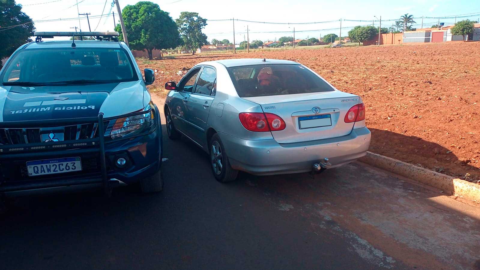 Corolla foi abordado ao lado do caminhão furtado - Foto: Polícia Militar/Divulgação