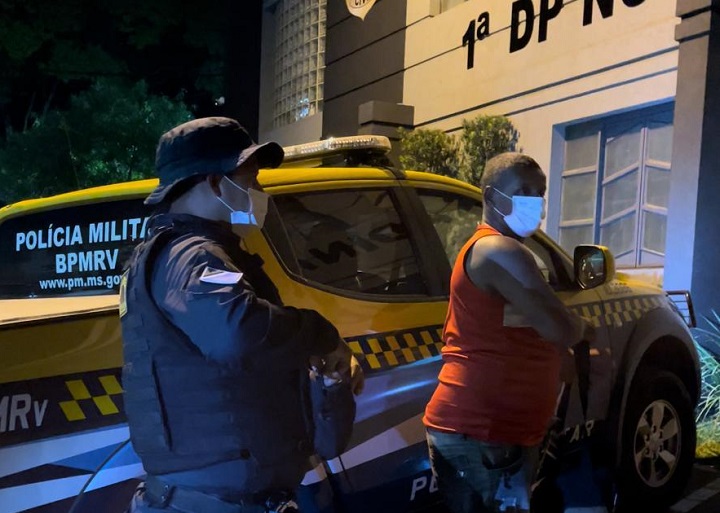 Momento em que o suspeito chega na Delegacia de Polícia - Foto: Jornal da Nova