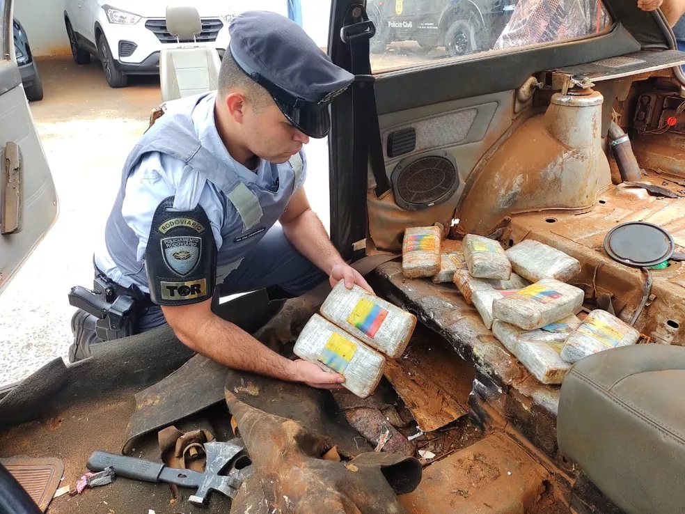 Maconha estava escondida em fundo falso dentro da lataria do veículo - Foto: PMR-SP/Divulgação