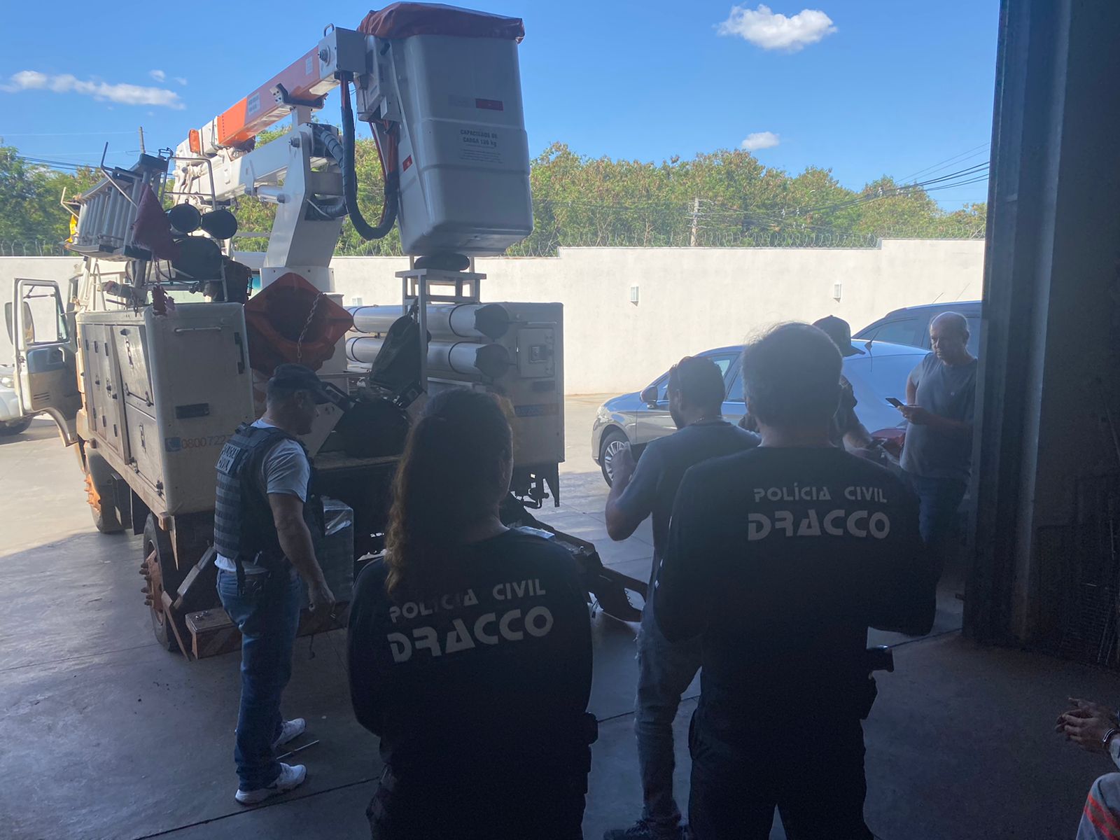 Equipe Dracco durante retirada da droga - Foto: Dracco/Divulgação