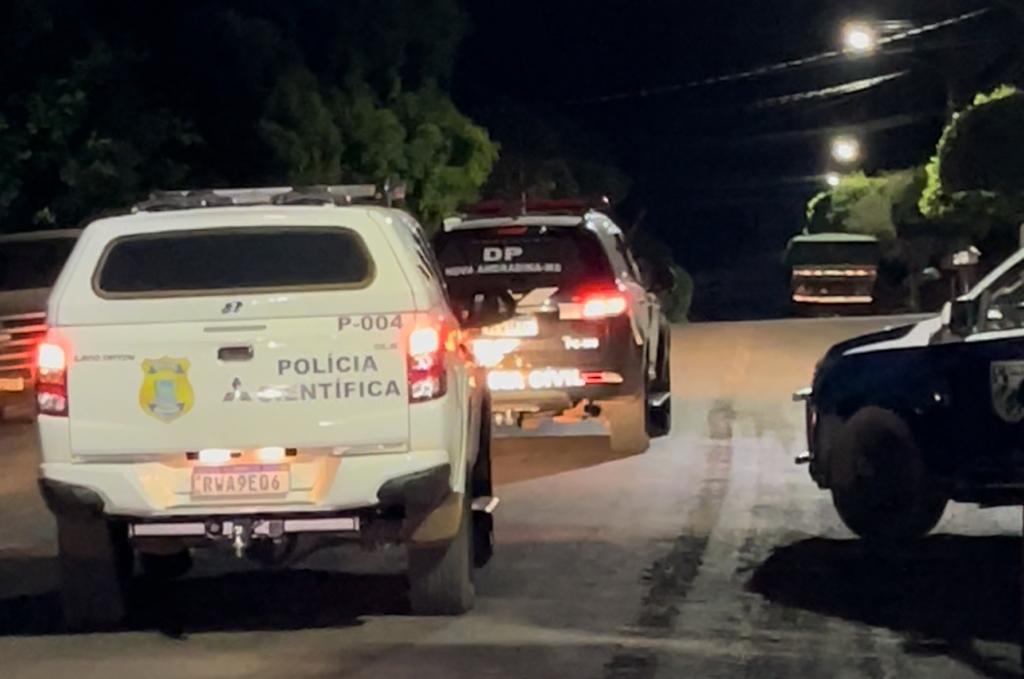 Equipes da polícia indo para periciar o local de crime - Foto: Jornal da Nova