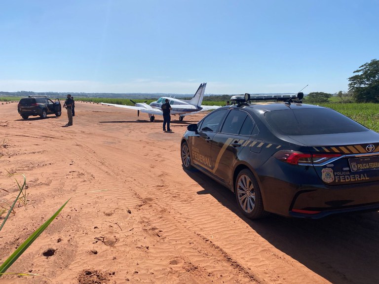 Dois tripulantes conseguiram fugir para uma mata antes da chegada dos policiais federais ao local - Foto: Polícia Federal/Divulgação 