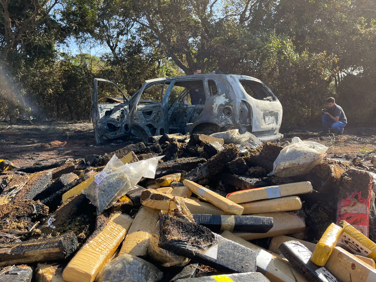 Carro foi consumido pelas chamas - Foto: Jornal da Nova