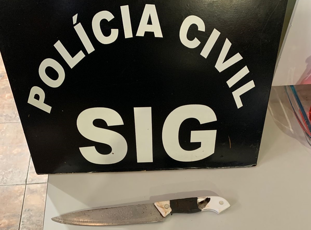 Faca utilizada no crime foi localizada e apreendida pelos investigadores - Foto: Polícia Civil/Divulgação 