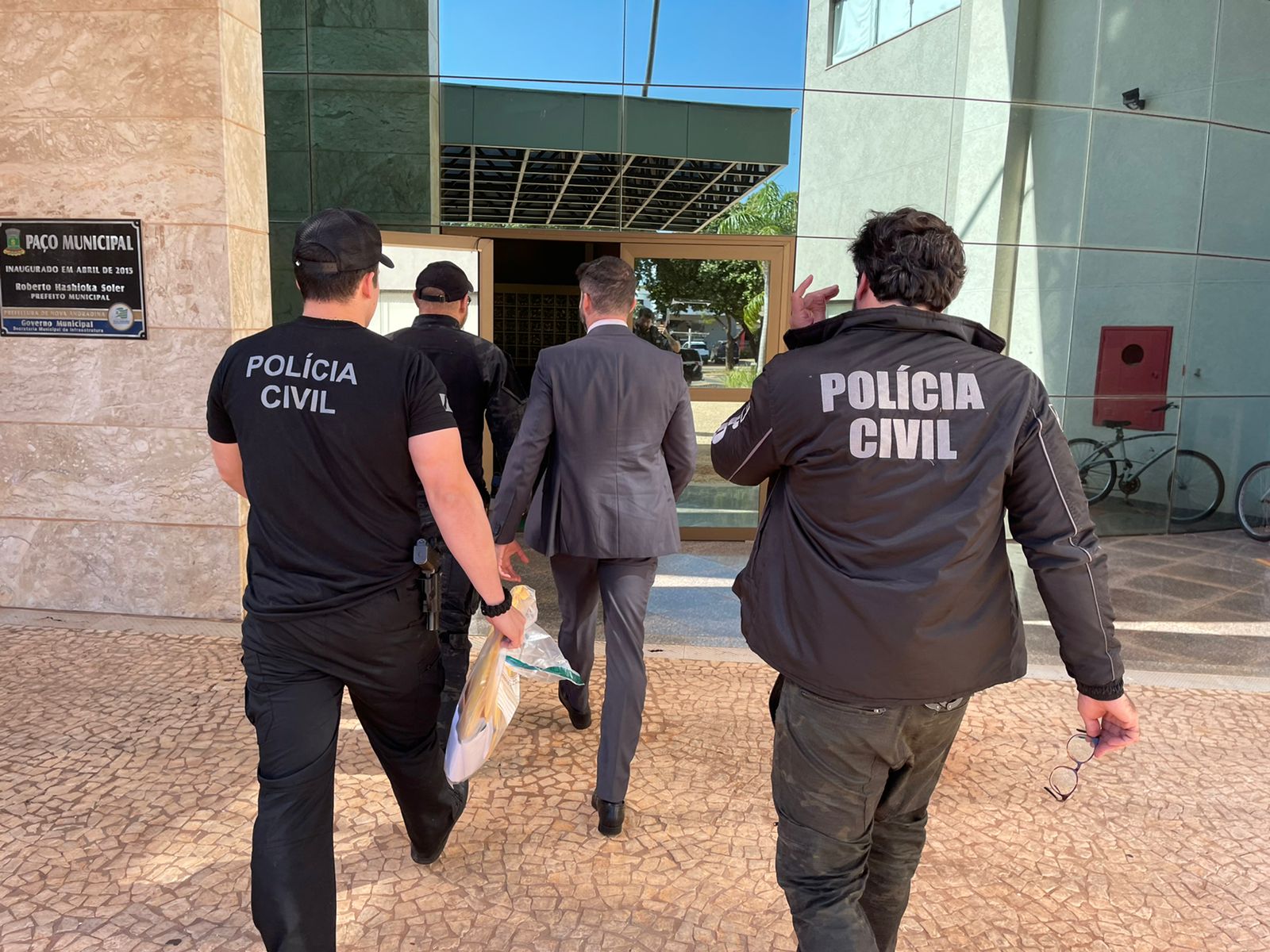 Promotor e equipe policial chegando na Prefeitura de Nova Andradina - Foto: Jornal da Nova