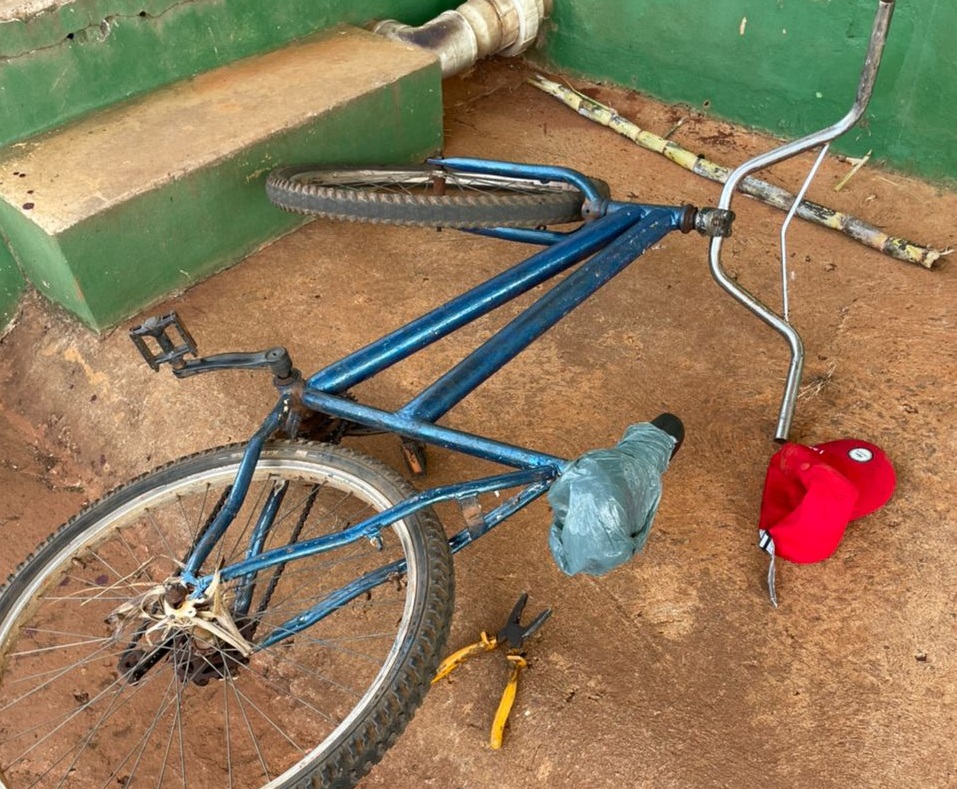 Bicicleta e alicate do suspeito deixados no local do crime - Foto: Jornal da Nova