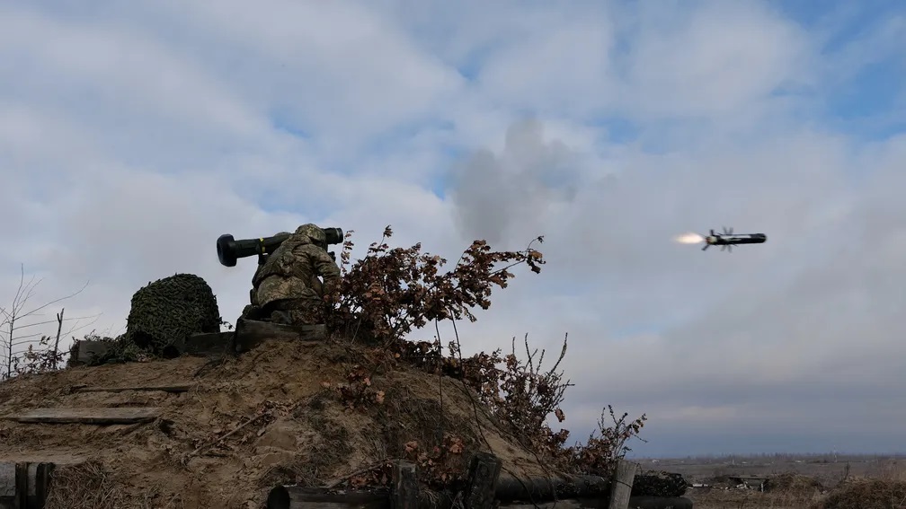 Membros do servi&ccedil;o das For&ccedil;as Armadas da Ucr&acirc;nia disparam um m&iacute;ssil antitanque Javelin durante exerc&iacute;cios em um campo de treinamento em um local desconhecido na Ucr&acirc;nia. A imagem foi divulgada em 18 de fevereiro de 2022 - Foto: Servi&ccedil;o de Imprensa da Opera&ccedil;&atilde;o das For&ccedil;as Conjuntas Ucranianas