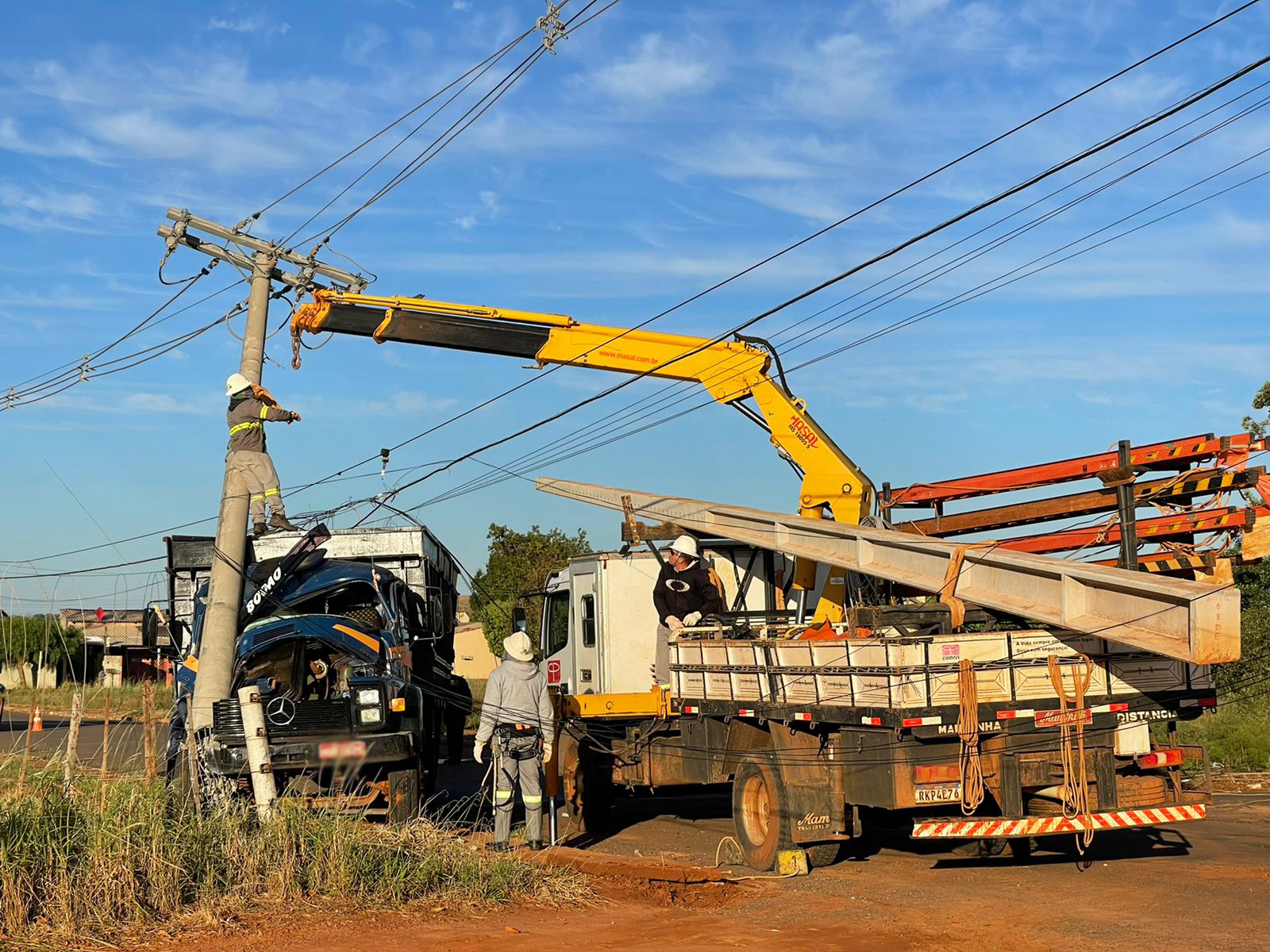 Técnicos da Energisa trabalhando no local - Foto: Jornal da Nova