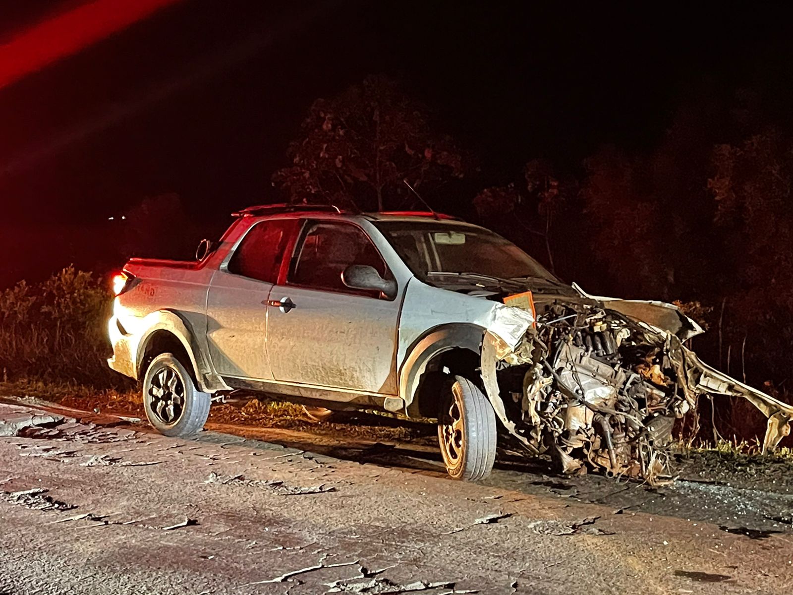 Ocupante desta picape foi socorrido por terceiros – Foto: Jornal da Nova