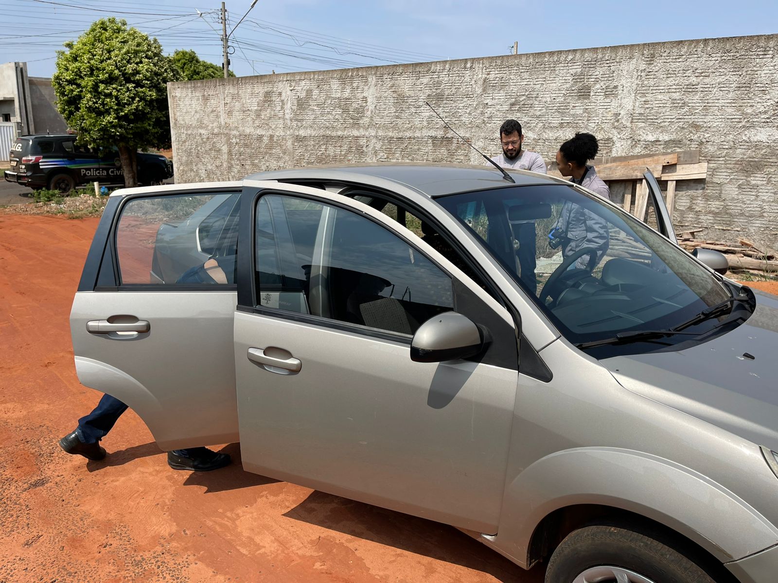 Carro do investigado passou por perícia e foi apreendido - Foto: Jornal da Nova