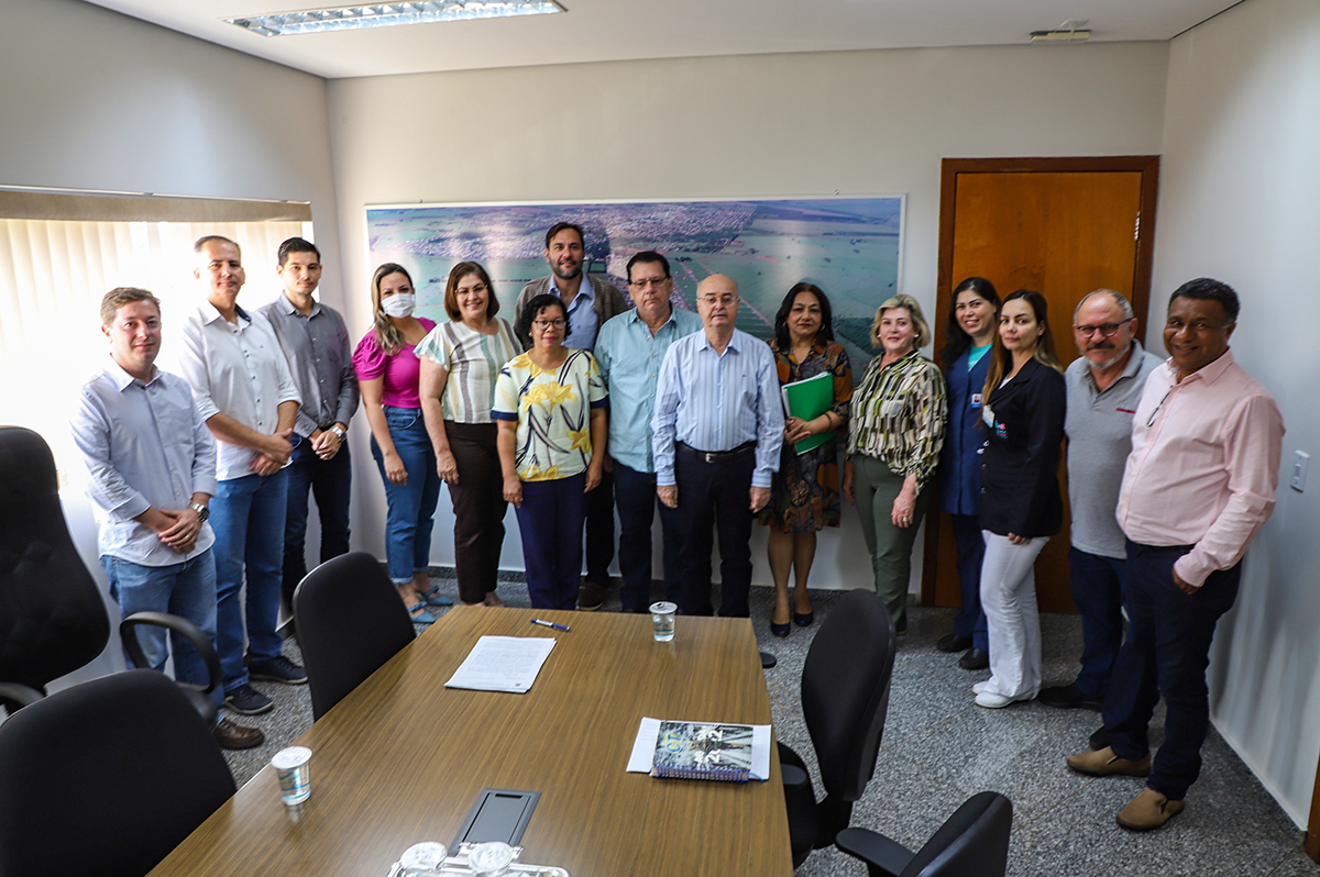 Assinatura do convênio aconteceu nesta segunda-feira (12), com a presença do prefeito, vereadores, secretários e diretoria do Hospital de Amor - Foto: PMNA/Divulgação