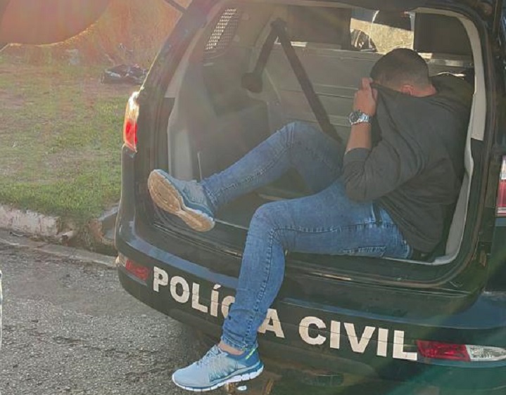 Momento em que a suspeita chega na Delegacia de Polícia - Foto: Jornal da Nova