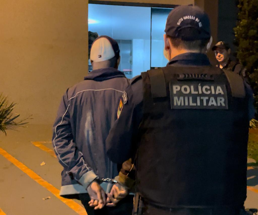 Momento em que o suspeito chega na Delegacia de Polícia - Foto: Jornal da Nova