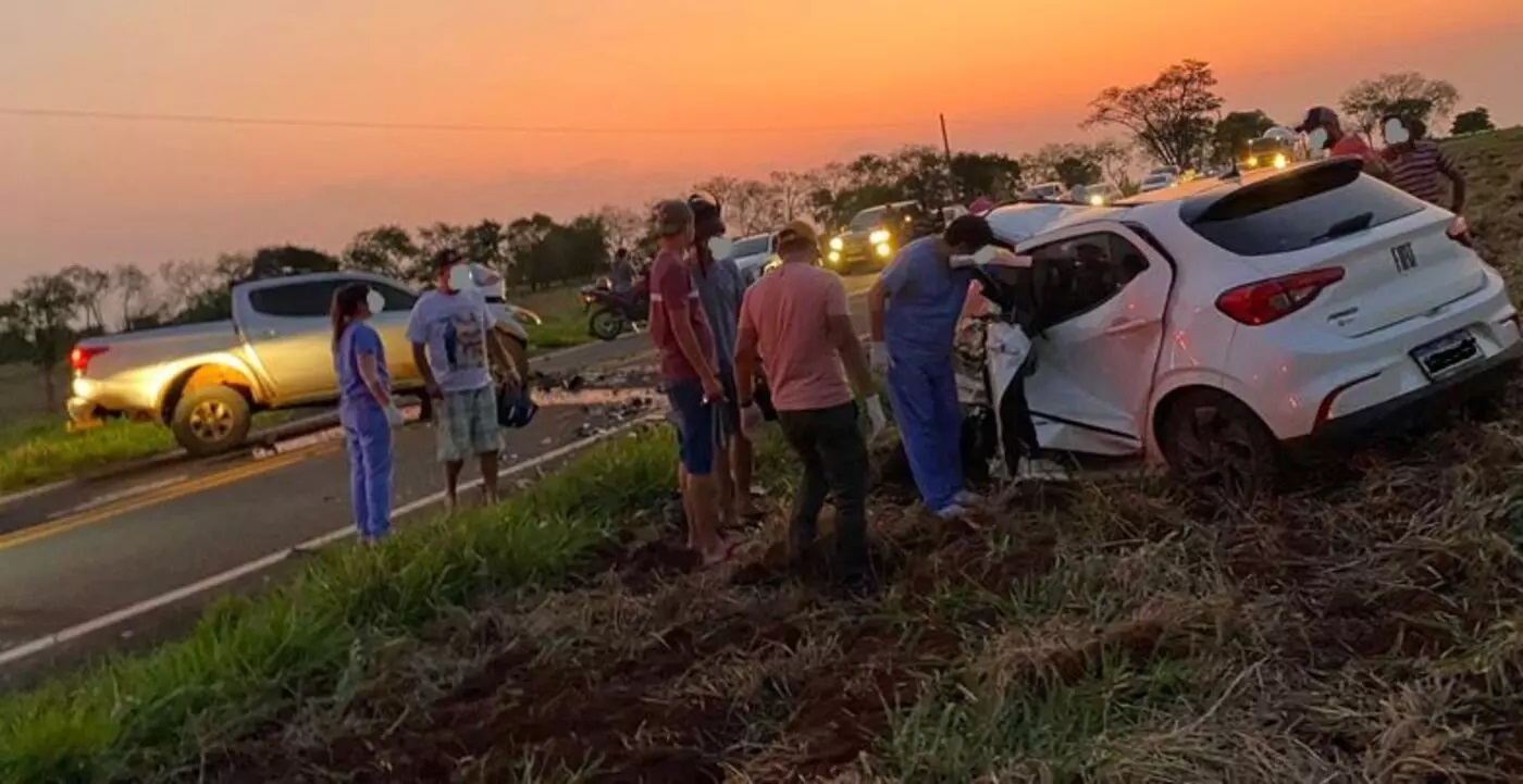 Carro do professor fora da pista, ele faleceu preso nas ferragens - Foto: O Pantaneiro