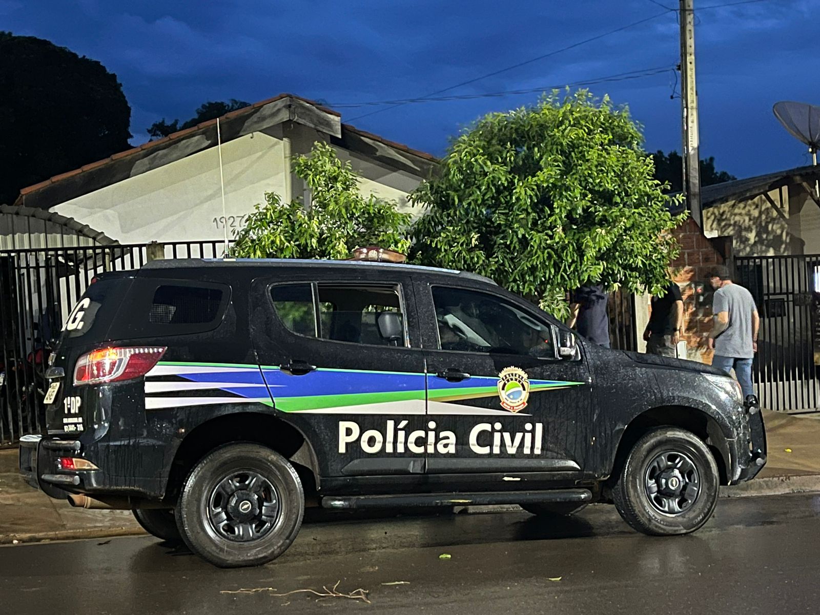 Momento que os policiais chegaram na residência da suspeita - Foto: Jornal da Nova