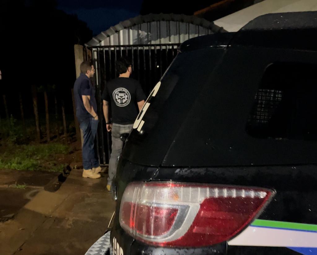 Investigadores em uma das diligências na casa da suspeita - Foto: Jornal da Nova