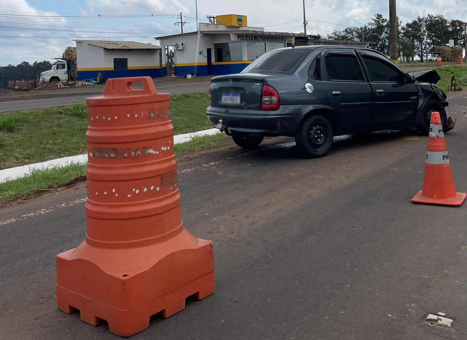 Acidente aconteceu em frente à Base Operacional da PMR - Foto: Jornal da Nova