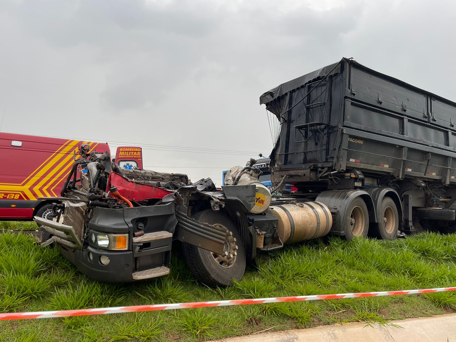 Cabine do caminhão foi arrancada com a colisão - Foto: Jornal da Nova