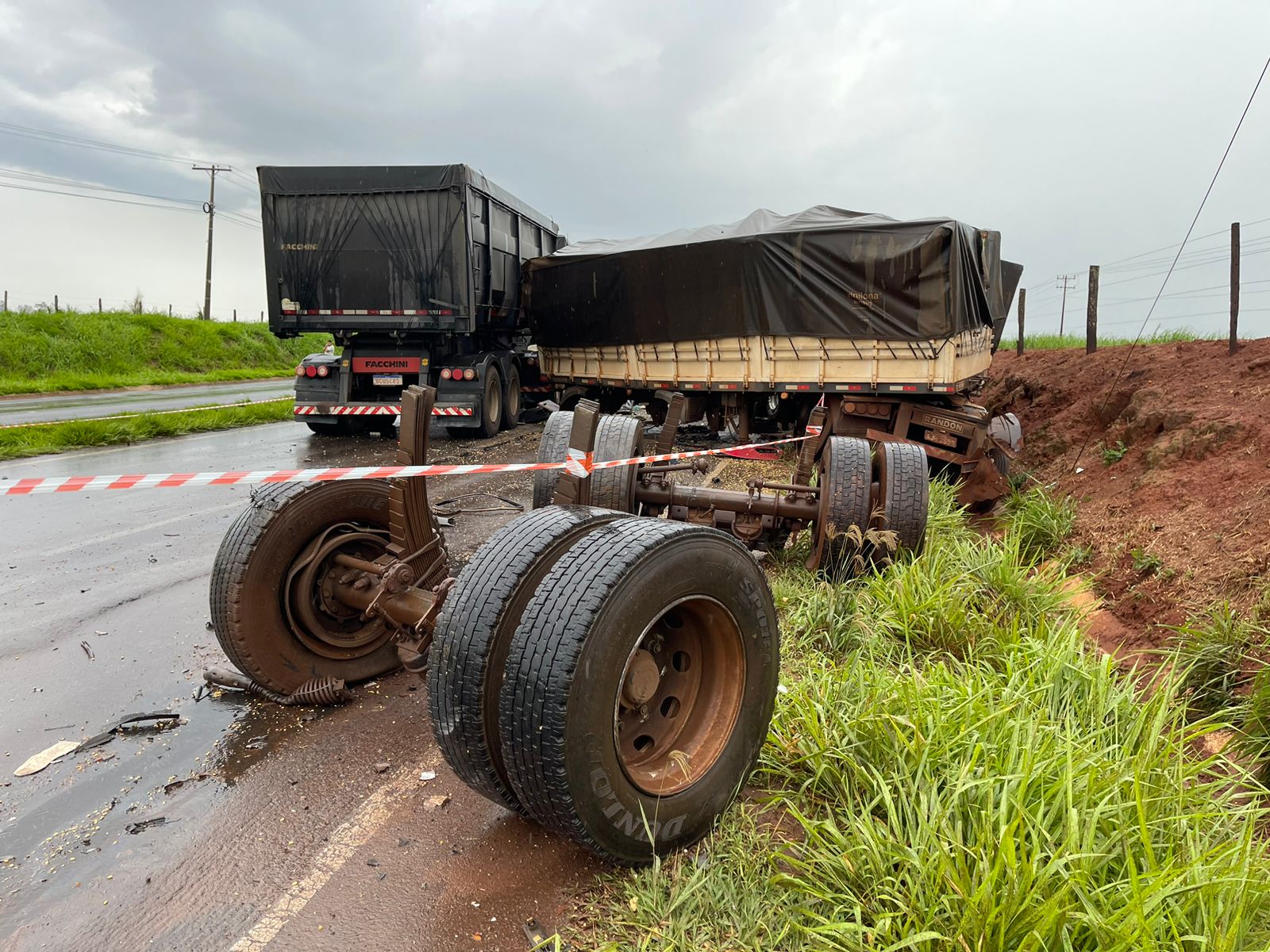 Eixos da carreta que estava atrelada a Scania de cor azul foram arrancados - Foto: Jornal da Nova