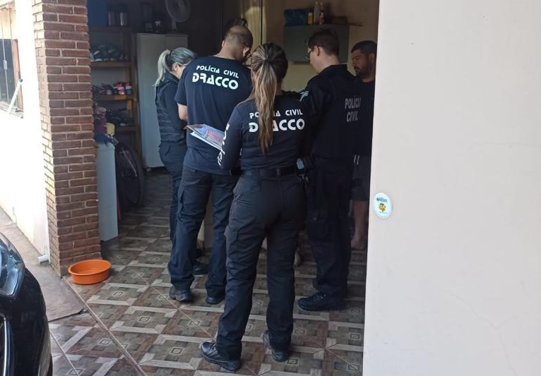 Policiais civis durante cumprimento de mandado de busca - Foto: Polícia Civil