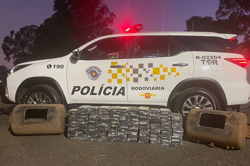 Os homens foram presos em flagrante por tráfico de droga - Foto: PMR-SP/Divulgação