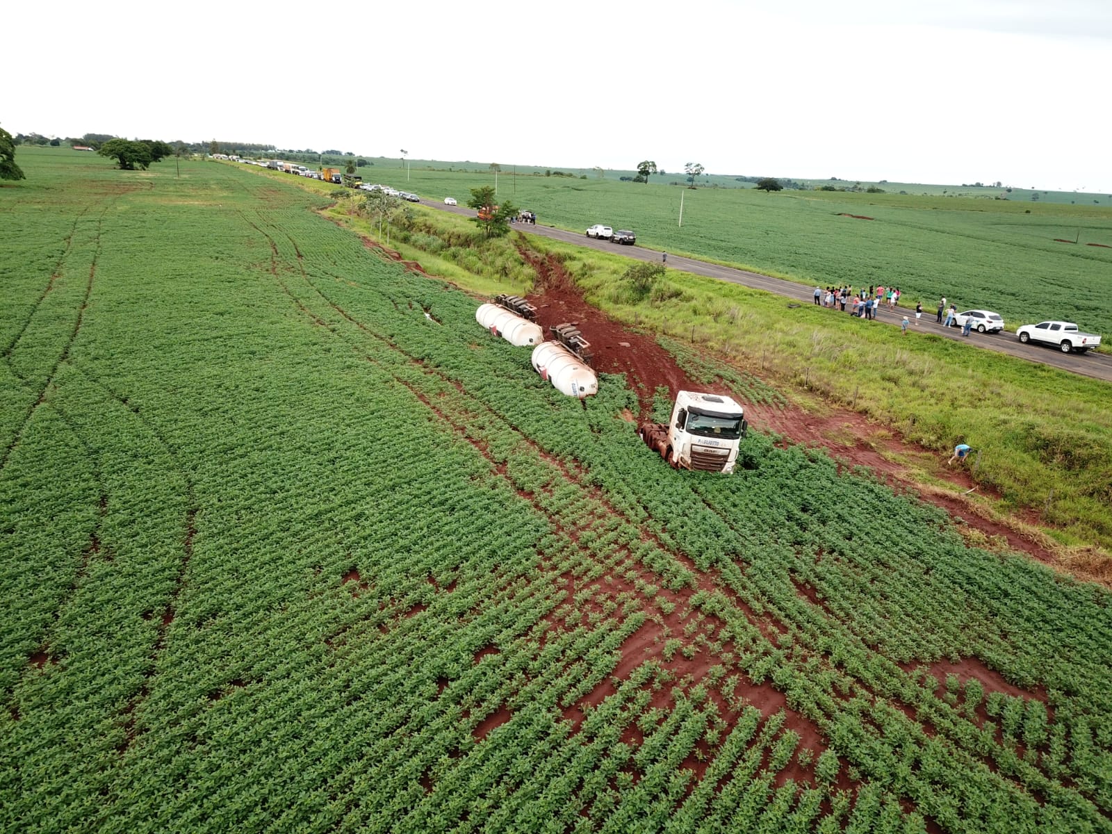 Após colisão carreta tombou nas margens da via - Foto: Jornal da Nova