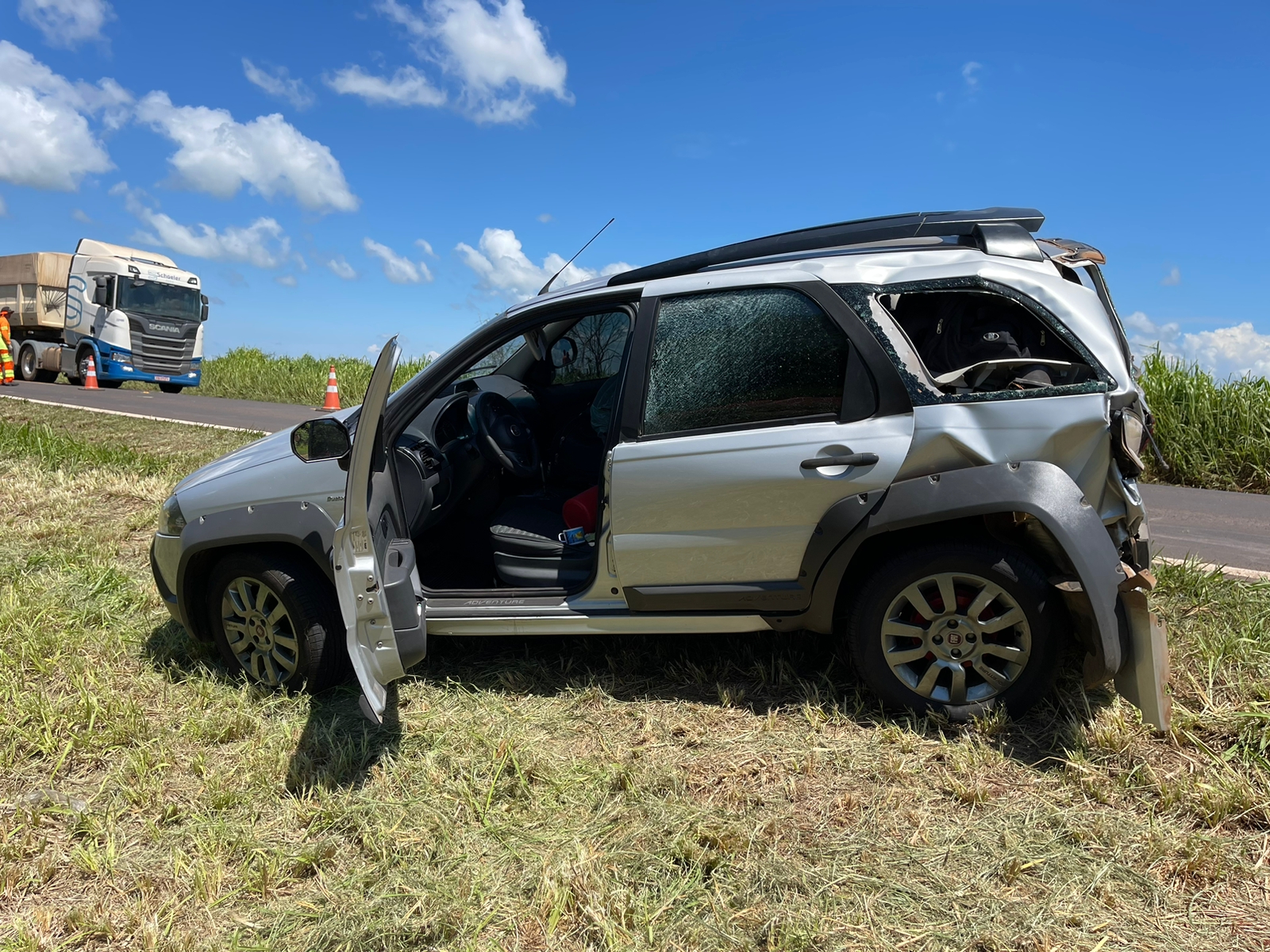 Veículo ficou com a traseira destruída - Foto: Jornal da Nova