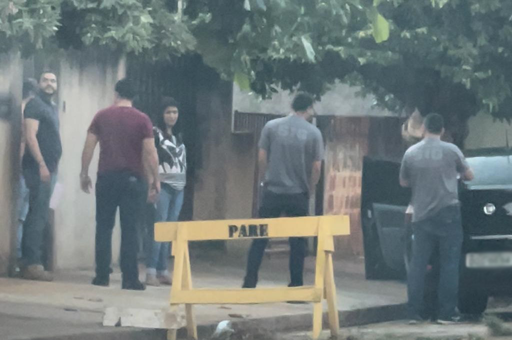 Momento que os investigadores flagraram a suspeita saindo para entrega de cocaína - Foto: Jornal da Nova