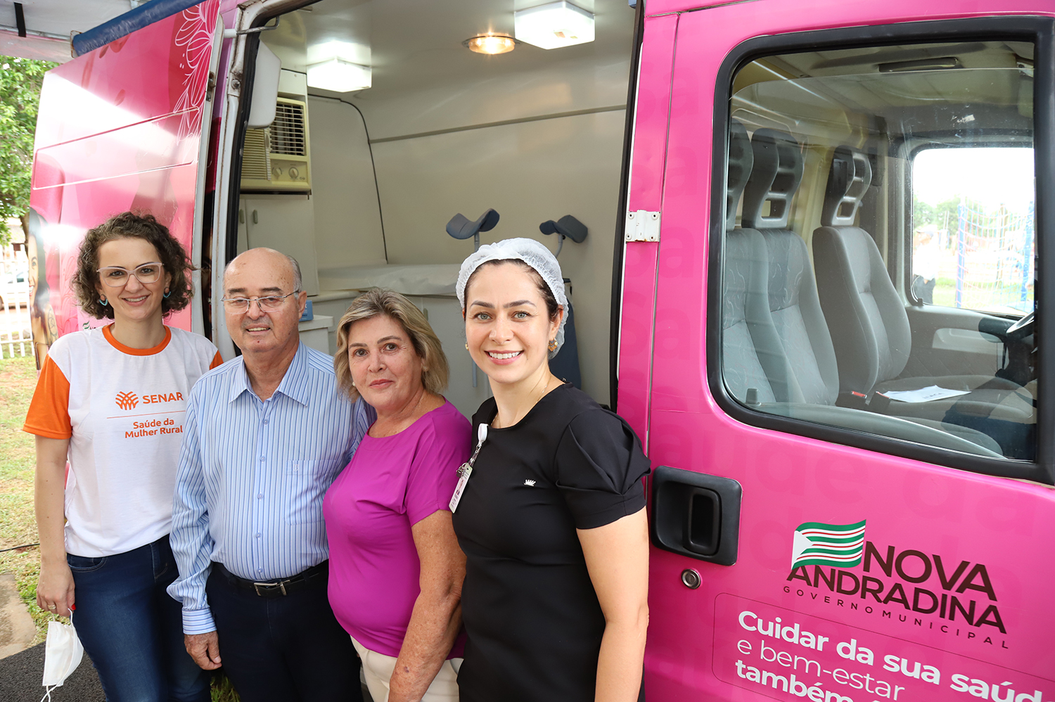 Casal Garcia com equipe da saúde - Foto: Prefeitura de Nova Andradina