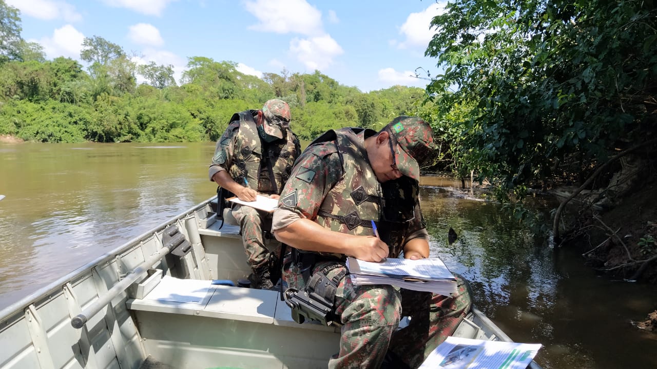 Equipe da PMA durante fiscalização em rio de MS - Foto: PMA/Divulgação