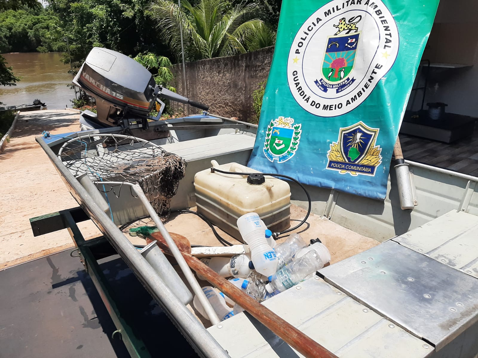 Petrechos ilegais são apreendidos junto ao barco e motor de popa caso pescadores sejam flagrados em infração - Foto: PMA/Divulgação