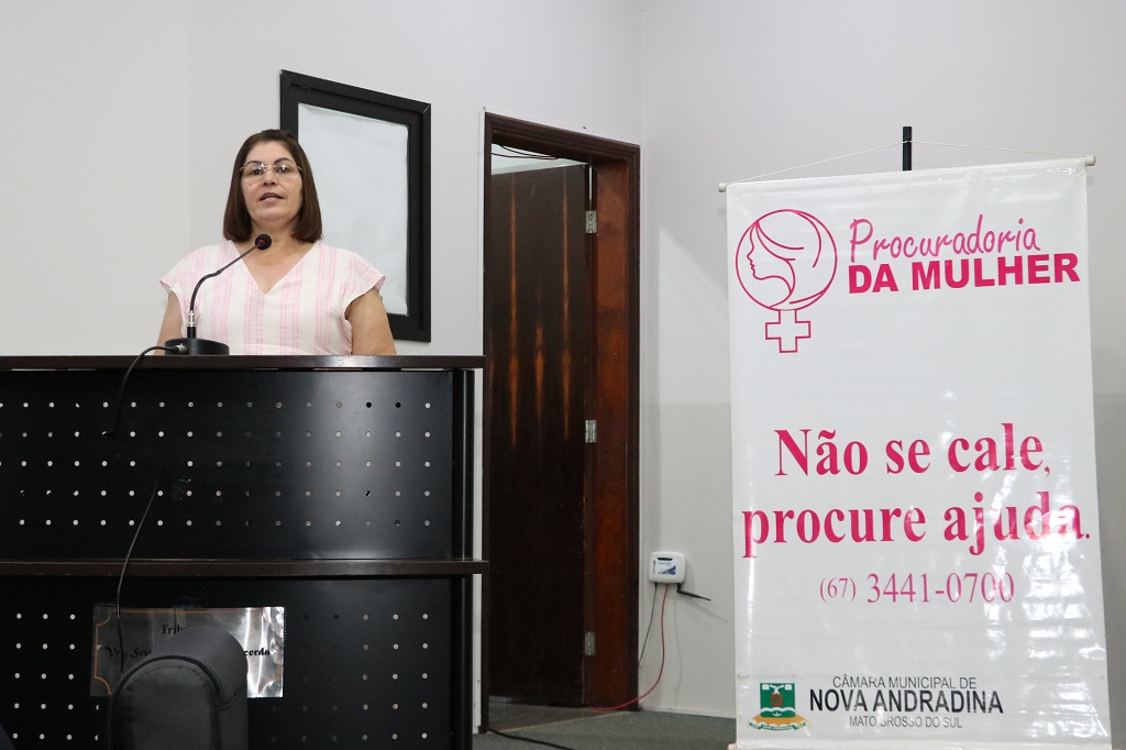 Vereadora Marcia Lobo na tribuna durante a sessão - Foto: CMNA/Divulgação