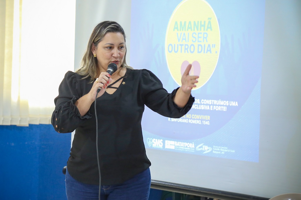 Palestrante Ana Paula Araújo compartilhou experiências na gestão do SUS no âmbito municipal - Foto: Prefeitura de Batayporã