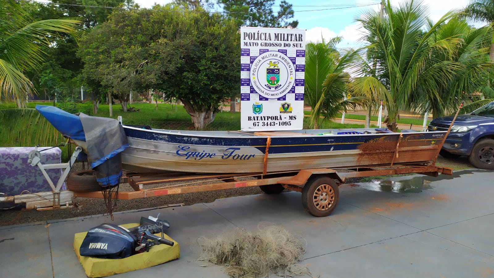 Barco e petrechos foram apreendidos / PMA/Divulgação 