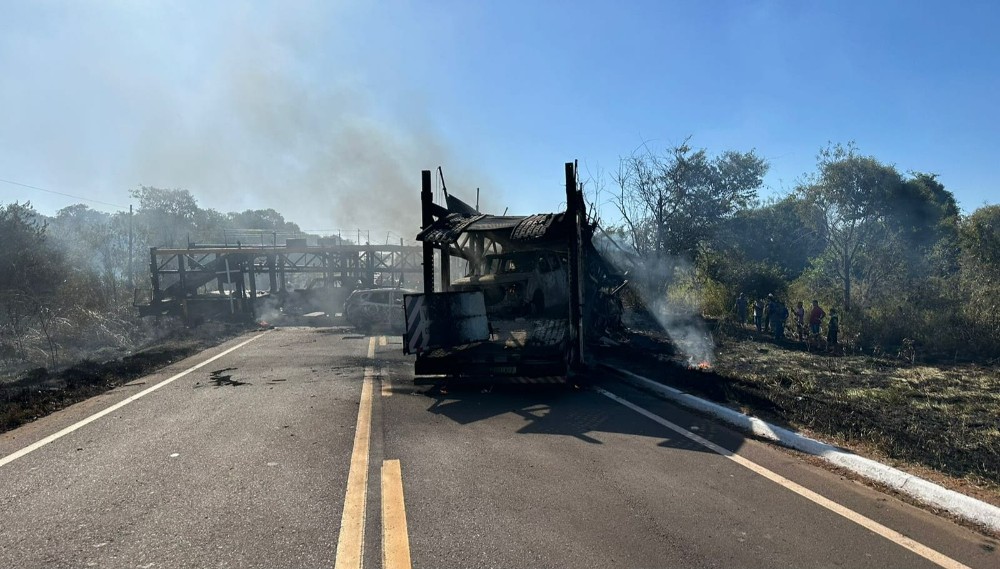 Um dos motoristas morreu carbonizado preso nas ferragens - Foto: Cenário MS