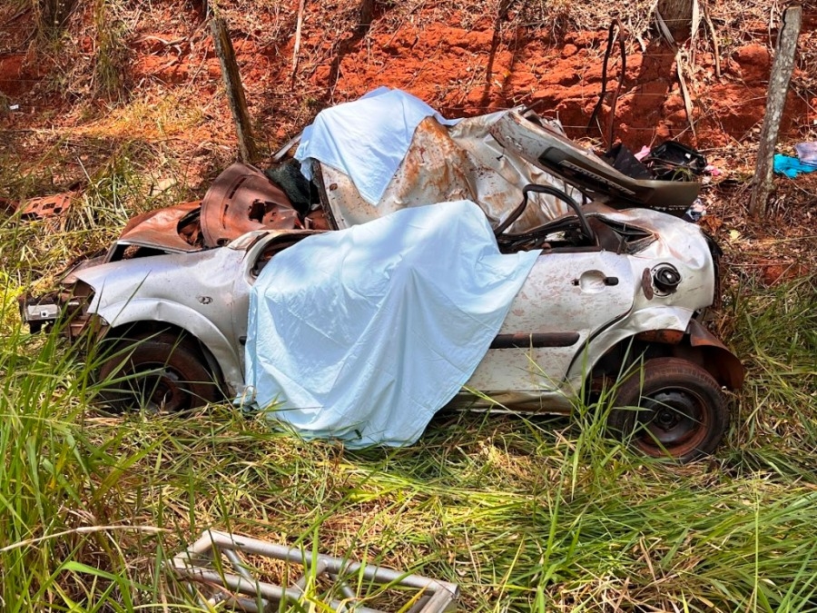 Veículo que as vítimas em óbito ocupavam no momento do acidente - Foto: Ivinotícias 