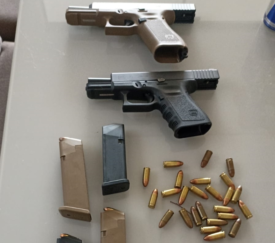 Armas, carregadores e munições apreendidos na casa da vítima - Foto: Polícia Civil/Divulgação