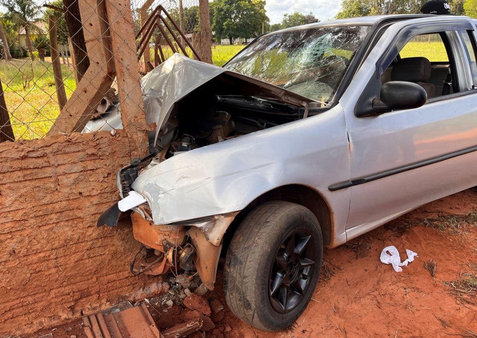 Autor bateu o carro no muro de uma chácara na gleba Piravevê / Imagem: Ivinotícias